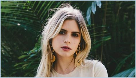 Carlson Young Height, Weight, Measurements, Bra Size, Shoe Size